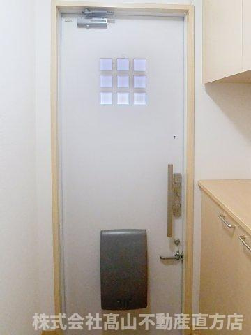 直方市大字頓野のアパートの玄関