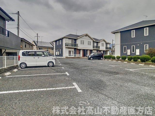 直方市大字頓野のアパートの駐車場