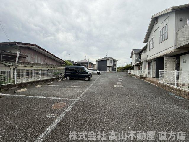 直方市大字頓野のアパートの駐車場
