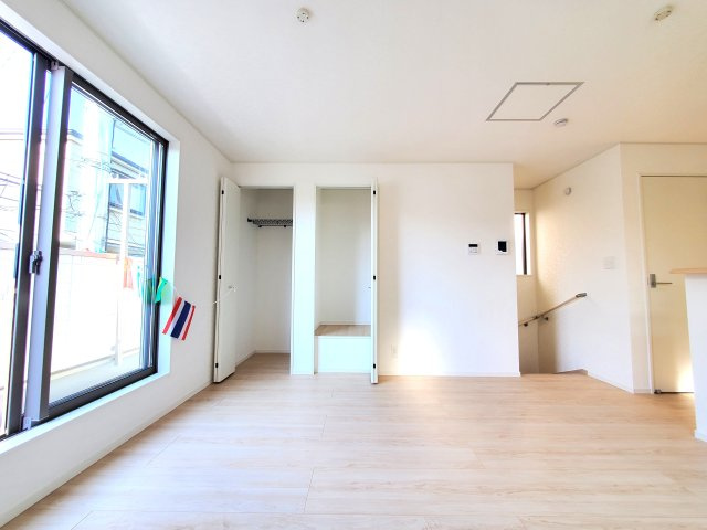 三郷市　谷中　新築戸建　全1棟の居間・リビング|明るく清潔感のあるリビング