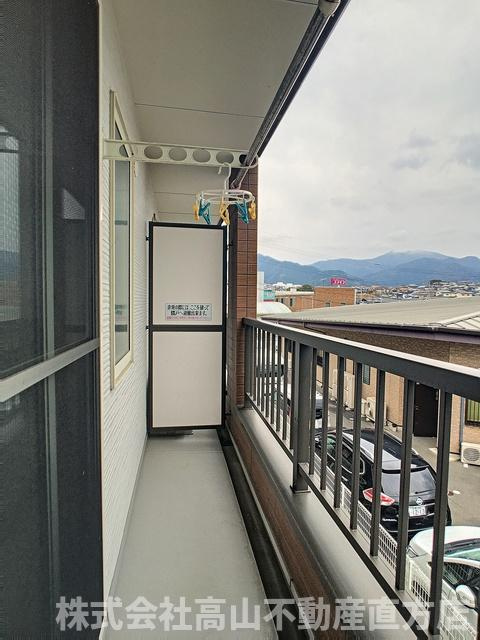 直方市大字感田のアパートのバルコニー