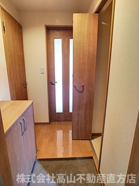 直方市大字感田のアパートの玄関