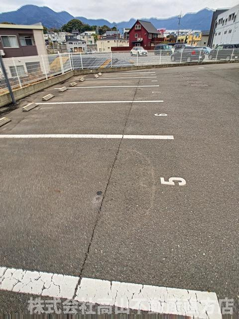 直方市大字感田のアパートの駐車場