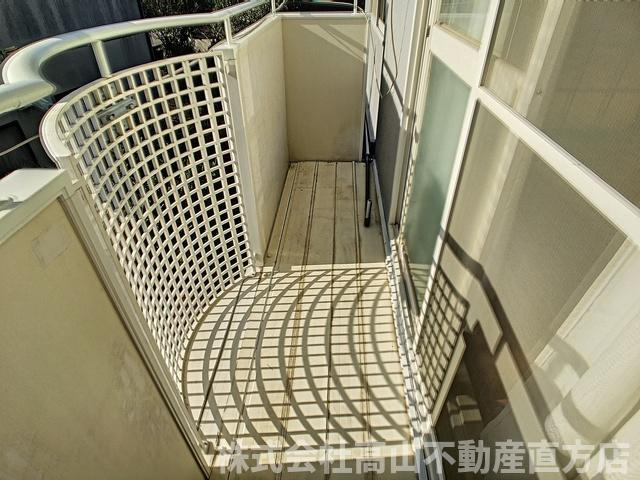 直方市大字感田のアパートのバルコニー