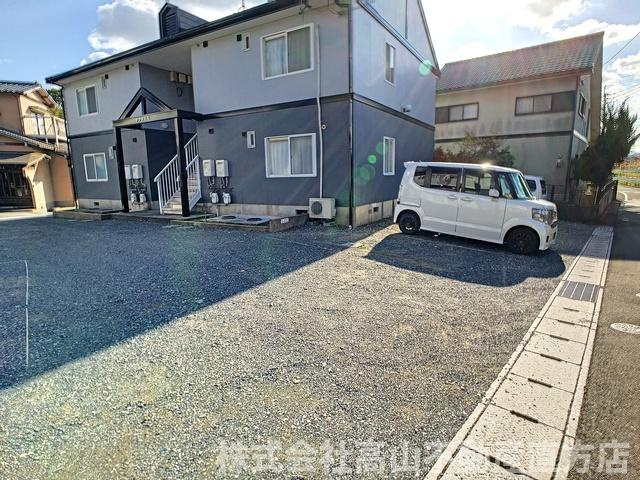 直方市大字感田のアパートの駐車場