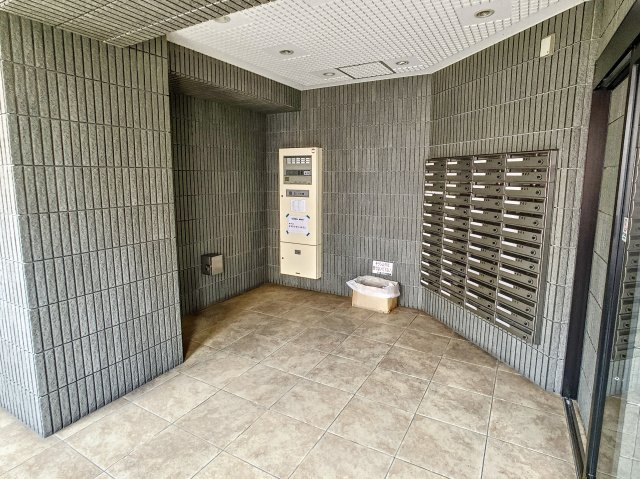 北九州市八幡西区木屋瀬２丁目の賃貸マンションのエントランス