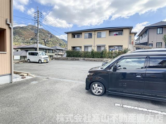 北九州市八幡西区星ケ丘１丁目のアパートの駐車場