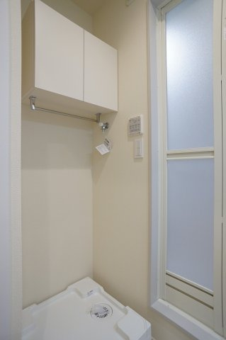 【洗面所】 | グランオネスト　E | 洗濯機置場の上部に洗剤等の収納ができる棚があります