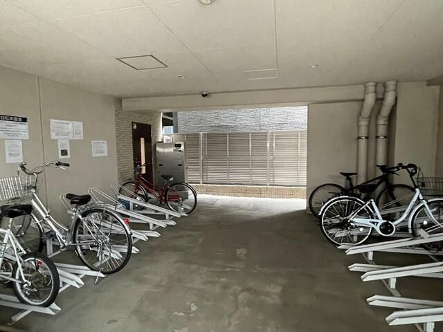 Ｌｏｇ下高井戸のロビー|■駐輪場（屋内のスライド式自転車ラック）