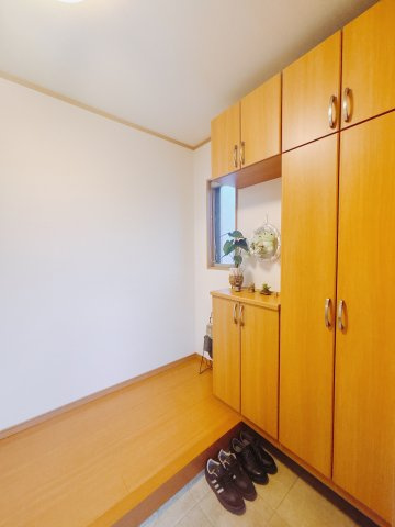 【中古戸建】前橋市女屋町の玄関|■玄関｜太陽の光をたっぷり採り込む南玄関☆ご家族の靴がたくさんしまえる下駄箱付き。お子様の靴がこれから増えても安心な大きさです。