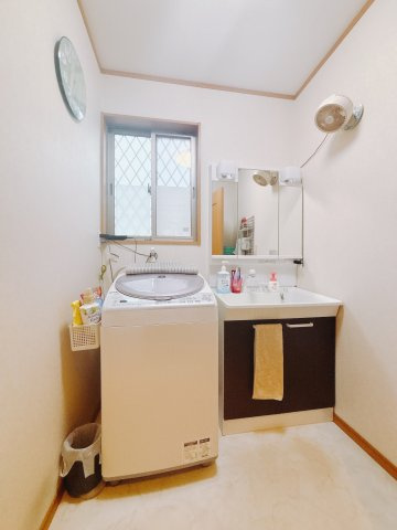 【中古戸建】前橋市女屋町の独立洗面台|■洗面室｜ゆとりのある洗面脱衣室ではお子様と並んで歯磨きもできるので一緒に成長を楽しめます♪ひろびろとした洗面室で、朝の準備も楽しくなります☆.*