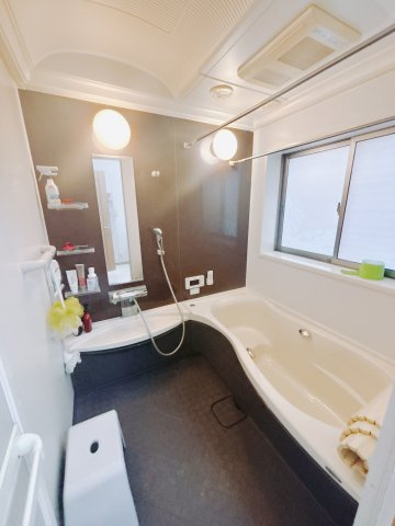 【中古戸建】前橋市女屋町の浴室|■浴室｜デザイン性に優れた浴室♪1日の疲れを癒す、ゆったりとしたバスタイムをぜひお過ごしください(*＾＾*)大きな窓付きで嬉しい♪