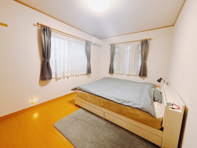 【中古戸建】前橋市女屋町の洋室|■2階洋室｜ナチュラルカラーの床です。模様替えなどとても楽しく工夫できます♪陽当たり、風通しもとても良いので毎日快適な生活スタートです！子供部屋にも良いですね♪