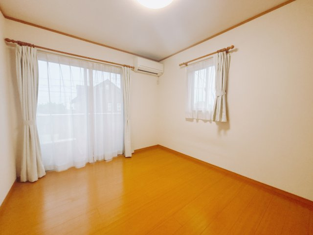 【中古戸建】前橋市女屋町の洋室|■2階洋室｜2階洋室には大きな窓をご用意しています。日中はあたたかな日差し差し込み自分時間も充実できますね＾＾