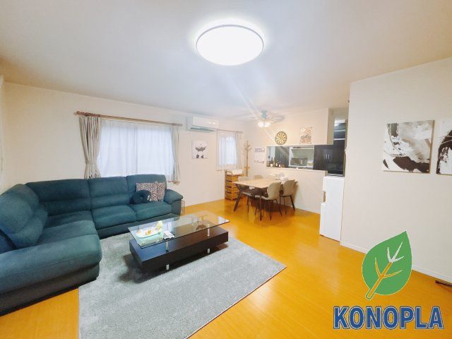 【中古戸建】前橋市女屋町の居間・リビング|■リビング｜時の流れと共に陽射しは装いを変え空間に新たな彩りを与えます。一日中家に居ても飽きることなく過ごすことができる素敵な空間です♪
