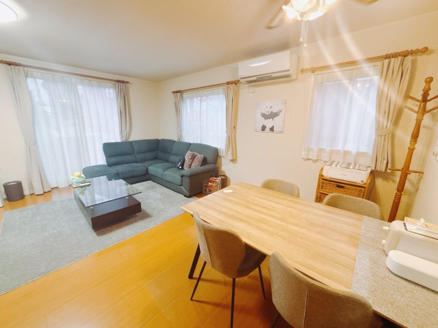 【中古戸建】前橋市女屋町の居間・リビング|■リビング｜落ち着きのある表情を見せるリビングダイニング。太陽の光がたっぷり差し込むリビングは、自然とご家族が集まる居心地の良い空間です。