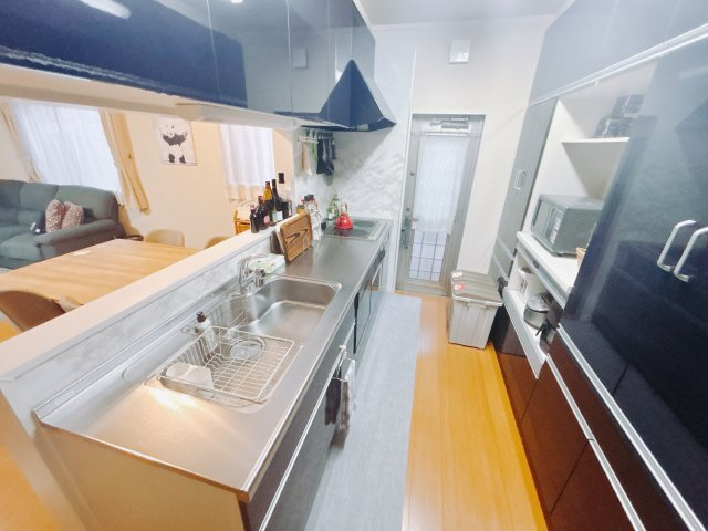 【中古戸建】前橋市女屋町のキッチン|■キッチン｜リビングまでの見通しが良く、家事をしながらでも、お子様の様子を見られるようになっています。お子様がいつもママのそばにいる安心感も生まれます♪