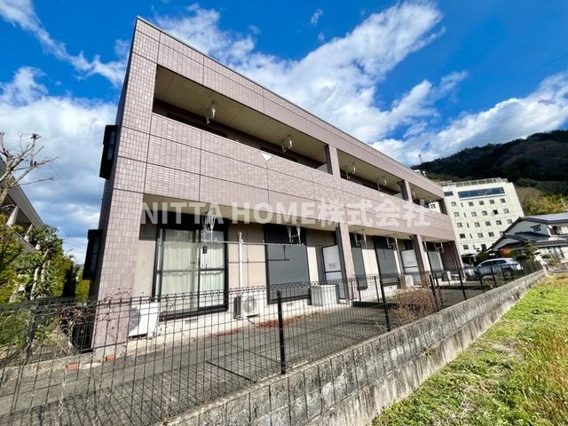 ルミナスのエントランス|鉄骨造２階建てのアパートです◆