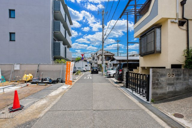 尼崎市稲葉荘2丁目建築条件無し売土地│全2区画の前面道路含む現地写真|前面道路は北側に約4.9ｍ幅です。
交通量も少なく、駐車の際や通学の際にも安心です。