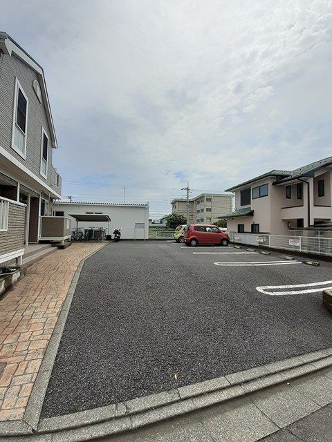 厚木市下依知２丁目のアパートの駐車場