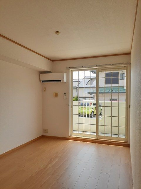 厚木市下依知２丁目のアパートの居間・リビング