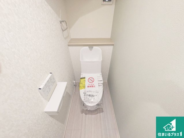 箕面市粟生新家　第2期　新築一戸建てのトイレ|1・2階の2ヶ所にあるので、朝の忙しい時間の順番待ちもなく、深夜の利用にも大変便利です。