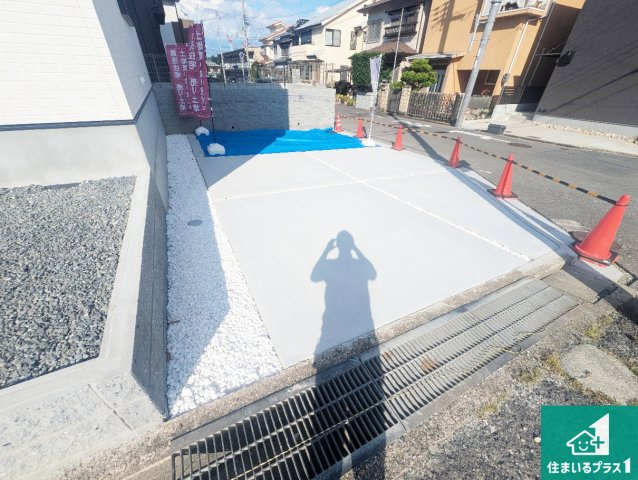 箕面市粟生新家　第2期　新築一戸建ての駐車場|駐車スペース！散水栓があるので、こまめに愛車を洗えます！