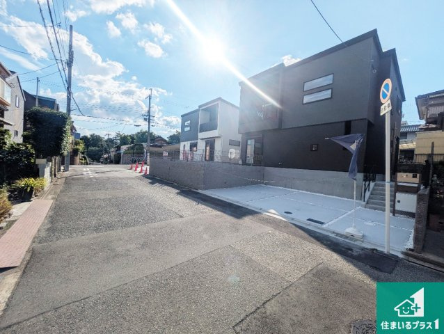箕面市粟生新家　第2期　新築一戸建ての前面道路含む現地写真|周辺は閑静な住宅街！前面道路広々で車の出し入れも便利です。駐車が苦手な方でも安心して車庫入れできます！