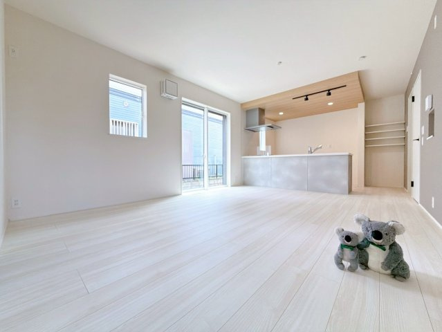 【居間・リビング】 | 高崎市石原町　新築住宅 | キッチンは木目調の折り下げ天井がアクセント。
LDKは白を基調としているので雑貨やこだわりの家具など、レイアウトも自由に楽しめます！