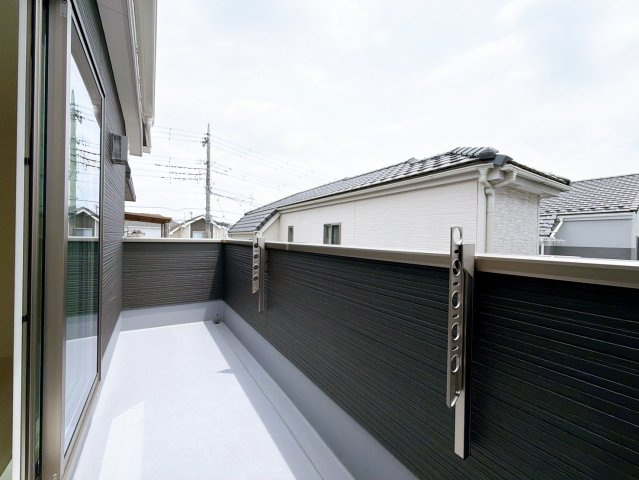 【バルコニー】 | 高崎市石原町　新築住宅 | 日当たりの良いバルコニーで毎日の暮らしに明るさとゆとりを。洗濯物もよく乾き、季節の移ろいを感じながら過ごせます。
