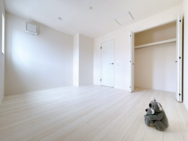 【洋室】 | 高崎市石原町　新築住宅 | さまざまにカスタマイズしていただけるシンプルなデザインの内装。ご自身で素敵な空間を創り上げられます。