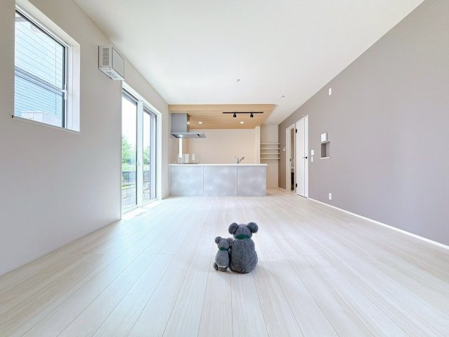 【居間・リビング】 | 高崎市石原町　新築住宅 | 家族が自然と集まるリビング・ダイニング明るい光が差し込み、笑顔があふれる心地よい空間です。ゆったりとした広さで、くつろぎの時間をお過ごしいただけます。