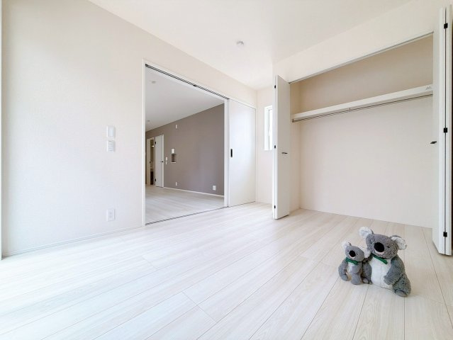 【洋室】 | 高崎市石原町　新築住宅 | LDKに隣接している洋室。お子様を遊ばせたりお昼寝させたりしながら家事を行えます。
キッチンから見守れるキッズスペースとしてもお使いいただけます。