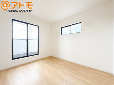 【寝室】 | 清水区三保松原町2期　新築戸建　2号棟 | バルコニーに面したお部屋なので、布団などの大きなものも楽々干せます♪