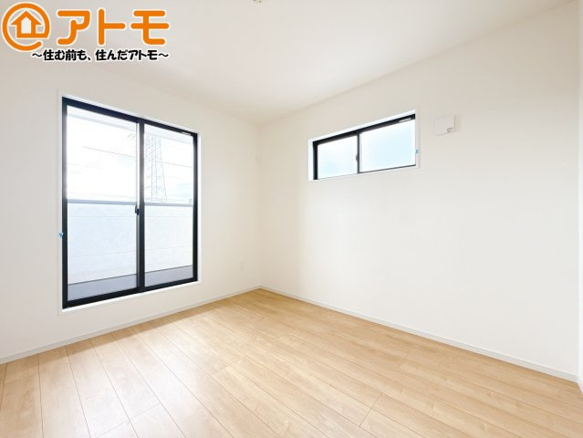 【寝室】 | 清水区三保松原町2期　新築戸建　2号棟 | バルコニーに面したお部屋なので、布団などの大きなものも楽々干せます♪