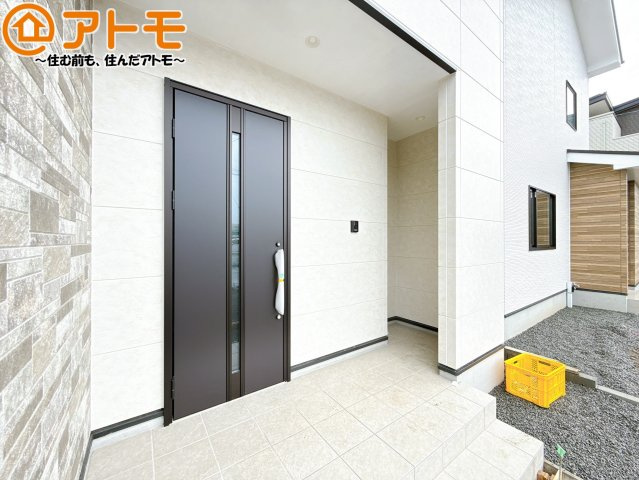 【玄関】 | 清水区三保松原町2期　新築戸建　2号棟 | 落ち着いた色合いの玄関はダブルロックで防犯性に優れた仕様になっています♪