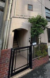 根岸ビルのエントランス
