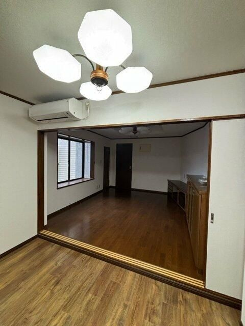 根岸ビルの居間・リビング
