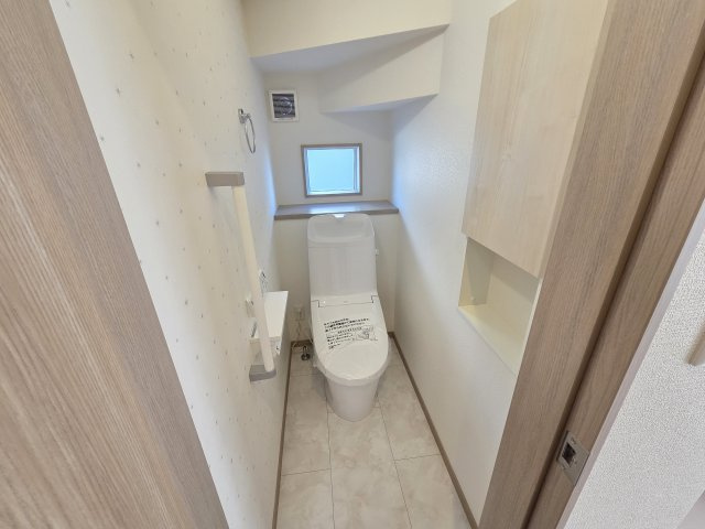 新築　太田市飯塚町第6期　5号棟のトイレ|現地写真　トイレは洗浄機能付きです！壁面収納も嬉しいですね♪