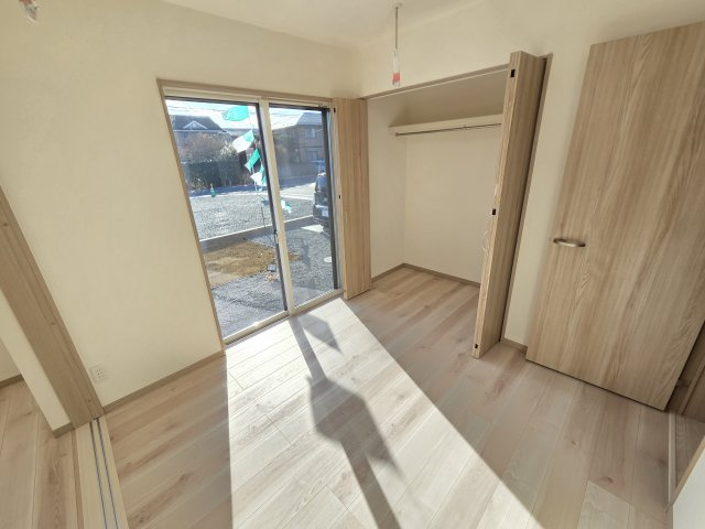 新築　太田市飯塚町第6期　5号棟の洋室|現地写真　リビング横の洋室です。居室、お子様のプレイルーム、客間など様々な使い方ができますね！