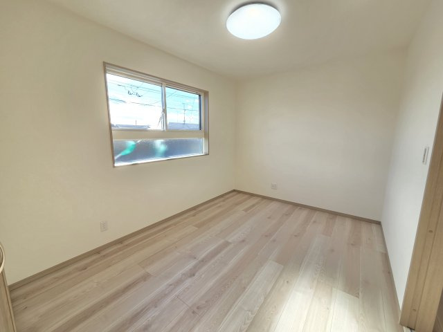 新築　太田市飯塚町第6期　5号棟の洋室|現地写真　2階真ん中の洋室です。6帖あるのでお子様にも喜ばれる広さです！