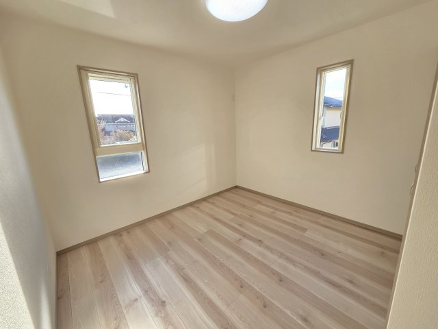 新築　太田市飯塚町第6期　5号棟の洋室|現地写真　2階西側6帖の洋室です。2面採光で風通しも良好！