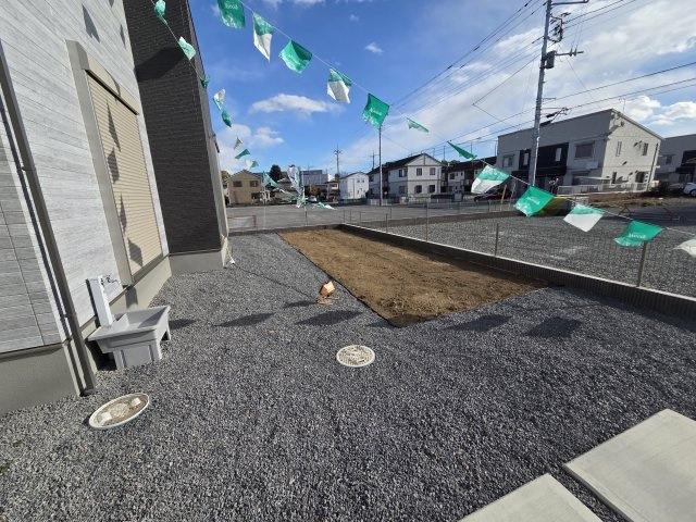新築　太田市飯塚町第6期　5号棟の庭|現地写真　南向きのお庭です。土の部分はガーデニングや家庭菜園を楽しむのはもちろん、砕石を敷けば駐車場に、人工芝を敷けばお子様やペットと遊べるスペースにもなりますね！