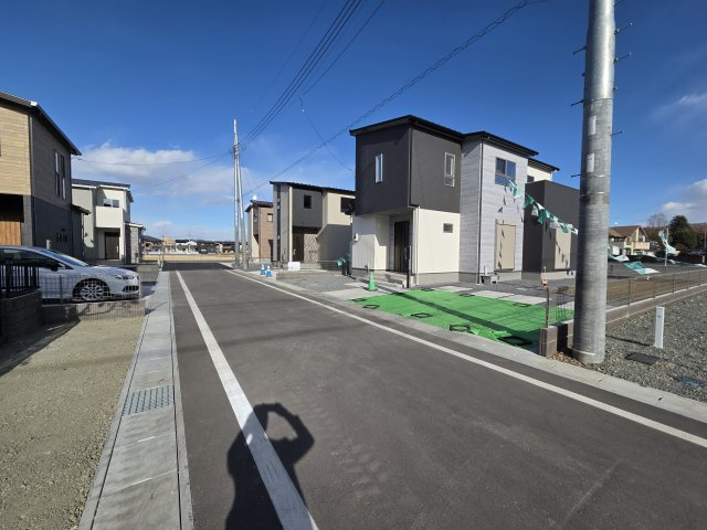 新築　太田市飯塚町第6期　5号棟の前面道路含む現地写真|現地写真　西側前面道路幅員約5ｍ