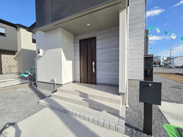 新築　太田市飯塚町第6期　5号棟の玄関|現地写真　TVモニター付きドアホンはポストと一体型！
