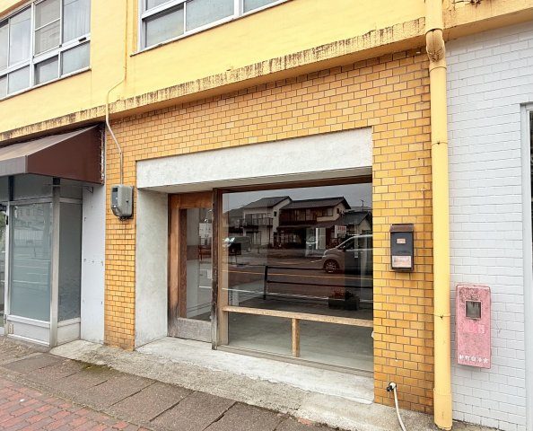 大運寺ビル貸店舗の玄関