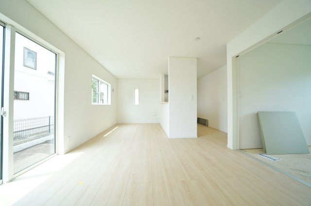 【横浜市都筑区東山田1丁目34-21新築戸建て】★仲介手数料無料★（東山田小学校・東山田中学校）の居間・リビング|約16帖のLDKは大きな窓から陽光が差し込む明るい空間。対面キッチンを採用しているため、ご家族との会話を楽しみながら家事ができる快適な住まいです。