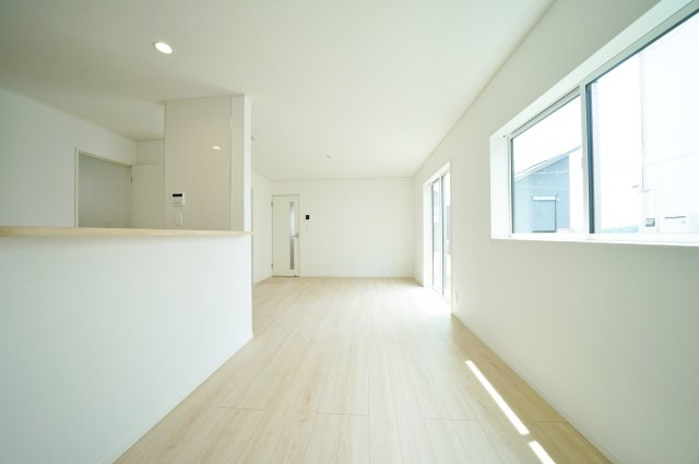 【横浜市都筑区東山田1丁目34-21新築戸建て】★仲介手数料無料★（東山田小学校・東山田中学校）の居間・リビング|家具配置のしやすい整形リビングは、ご家族がゆったりと過ごせる空間です。隣接する洋風和室と一体利用することで、さらに広々とした空間として活用できます。