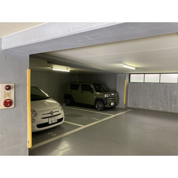 フォルム芦屋アヴァンセの駐車場