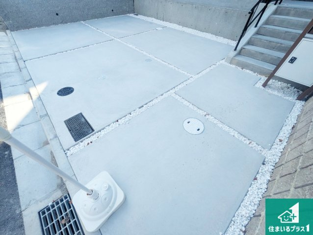 箕面市粟生新家　第2期　新築一戸建ての駐車場|並列２台駐車可能！ゆとりの駐車スペースで車庫入れもスムーズ！


